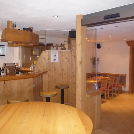 Gruenfelder Apartment *